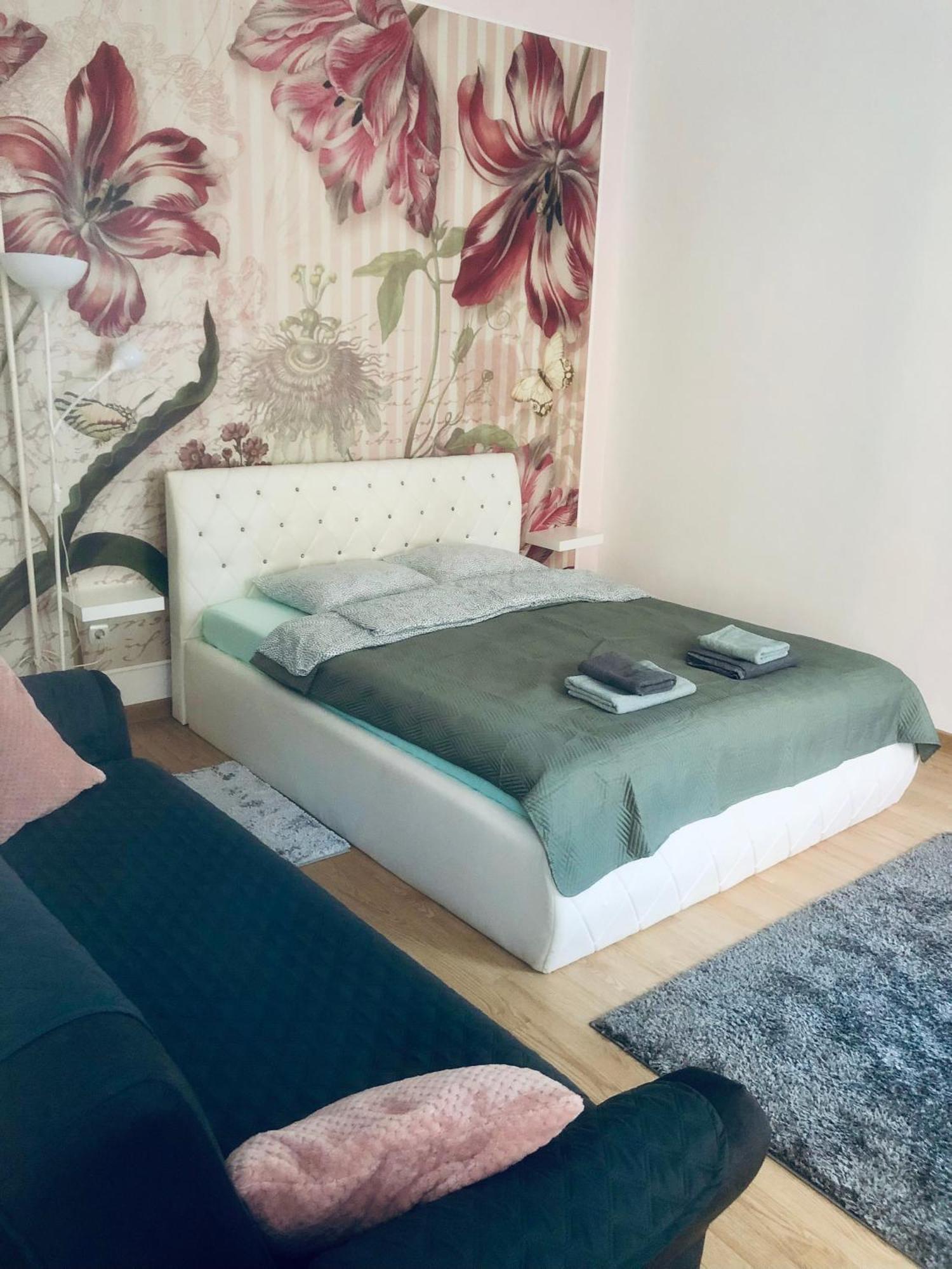 Lovely Flowers In Downtown Appartement